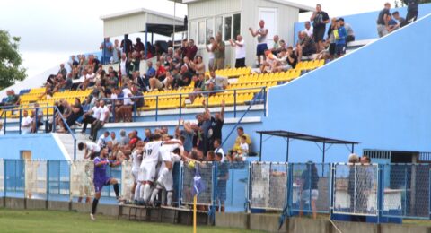 После водећег гола фудбалери ОФК Бечеј 1918 су поделили радост са навијачима, фото: В. Јанков